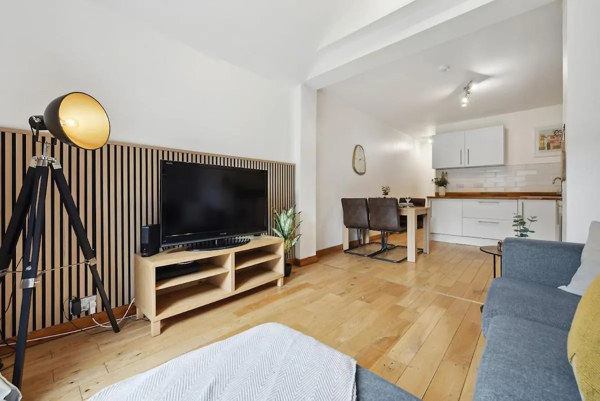 Chic 2 Bed Apartment With Free Parking & Garden Cambridge