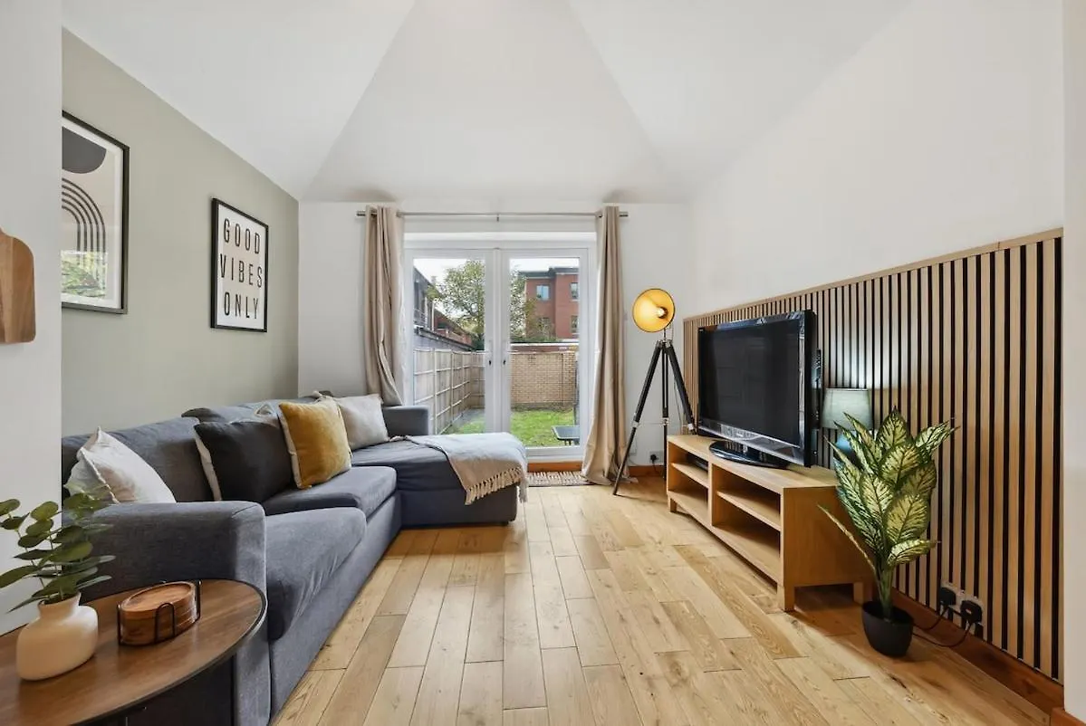 Chic 2 Bed Apartment With Free Parking & Garden Cambridge